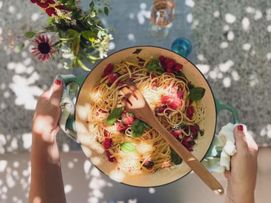 Linguine con pomodoro fresco e erbe aromatiche