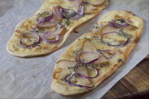 flammenkuchen con pere roquefort e cipolla