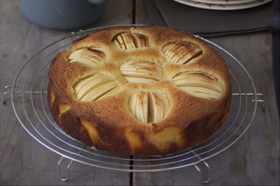 torta morbida con mele e yogurt scaled
