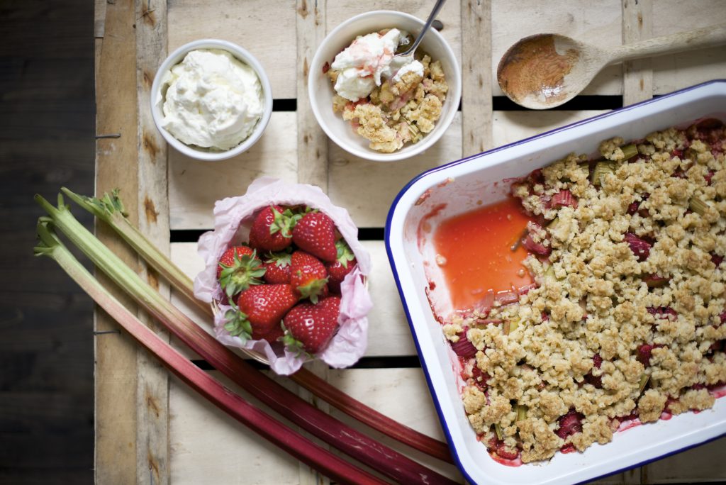 crumble ai fiocchi di avena e cocco con rabarbaro e fragole scaled