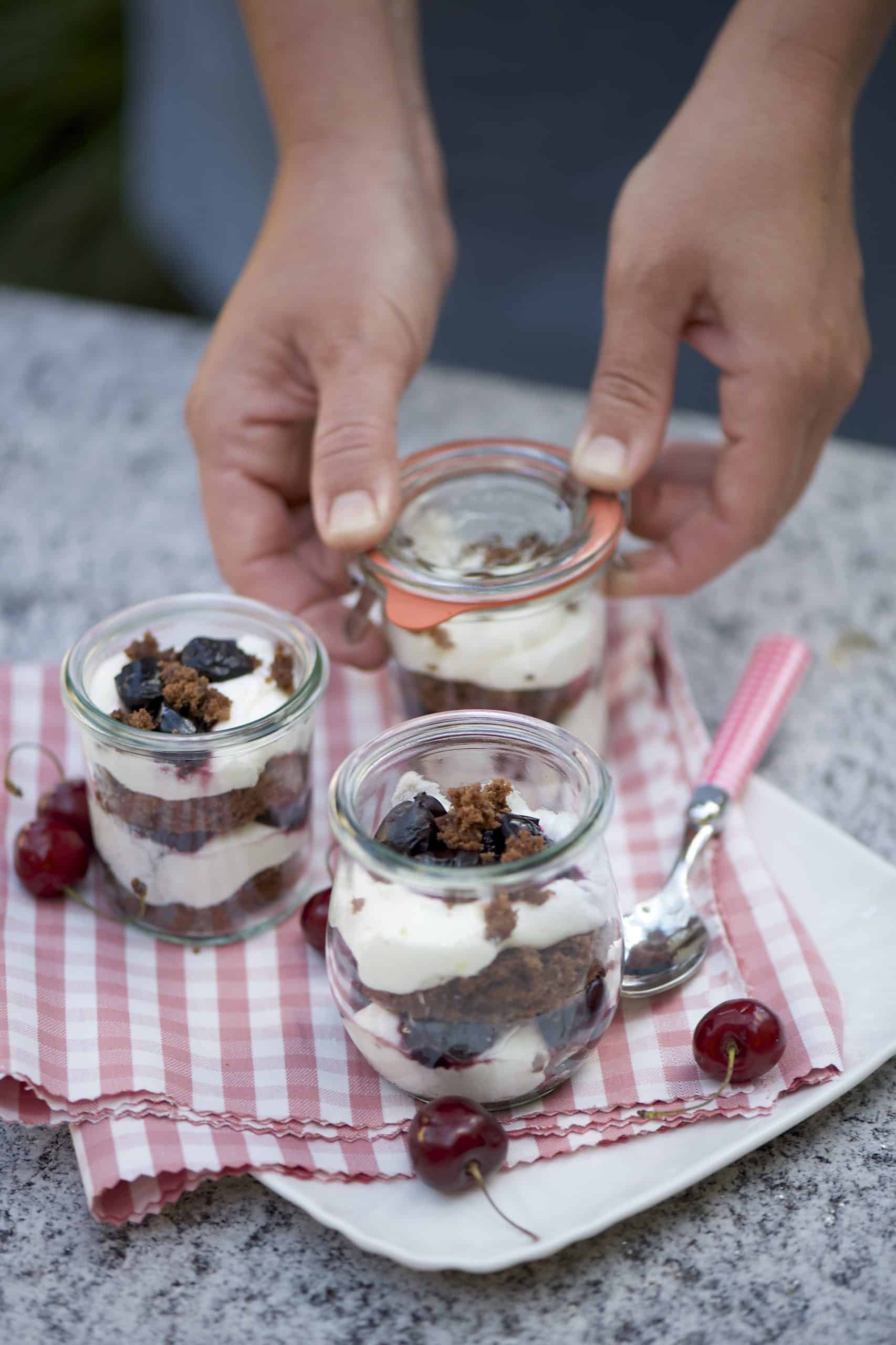 DF49B7E8-8D16-4E71-BB0B-9B3B2F7A89BC tiramisù allo yogurt con ciliegie