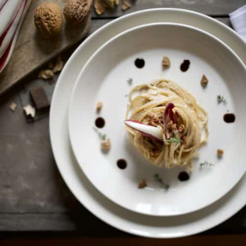 spaghetti integrali con pesto di noci e radicchio