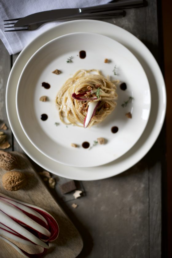 spaghetti integrali con pesto di noci e radicchio