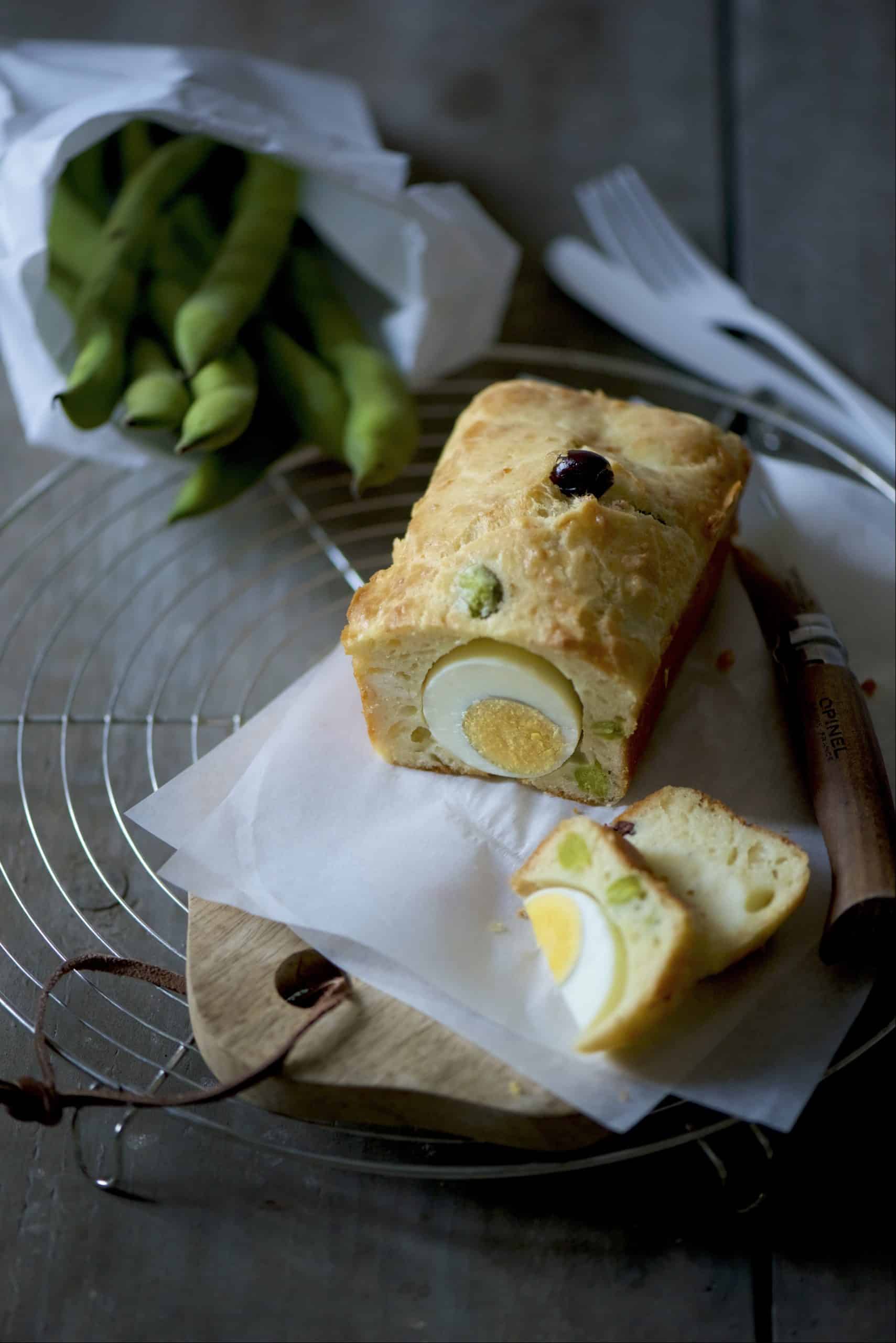 cake con uova sode, fave e olive taggiasche