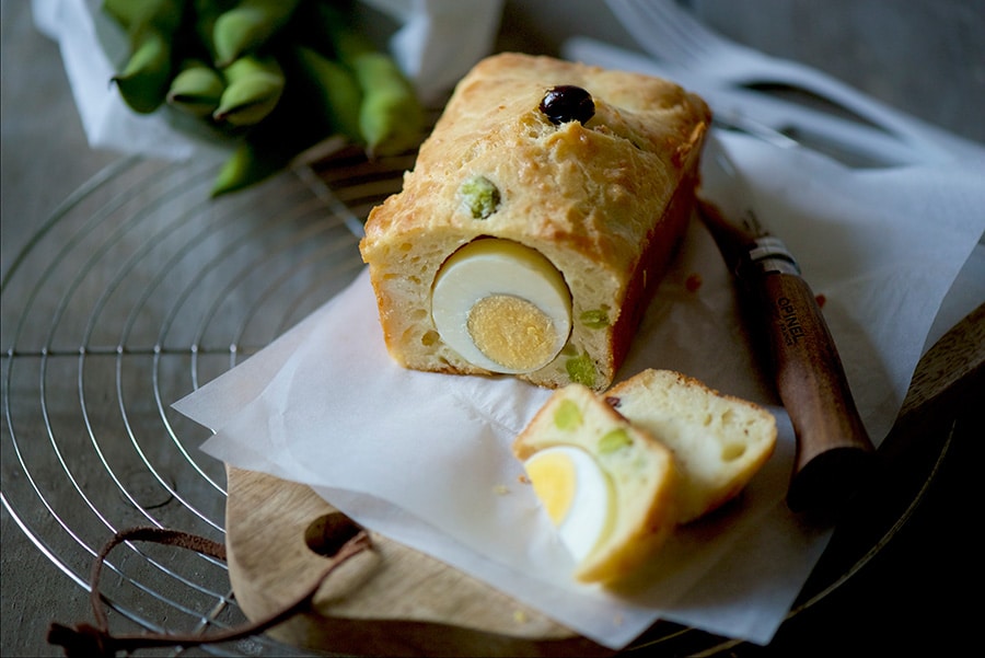 cake con uova sode, fave e olive taggiasche