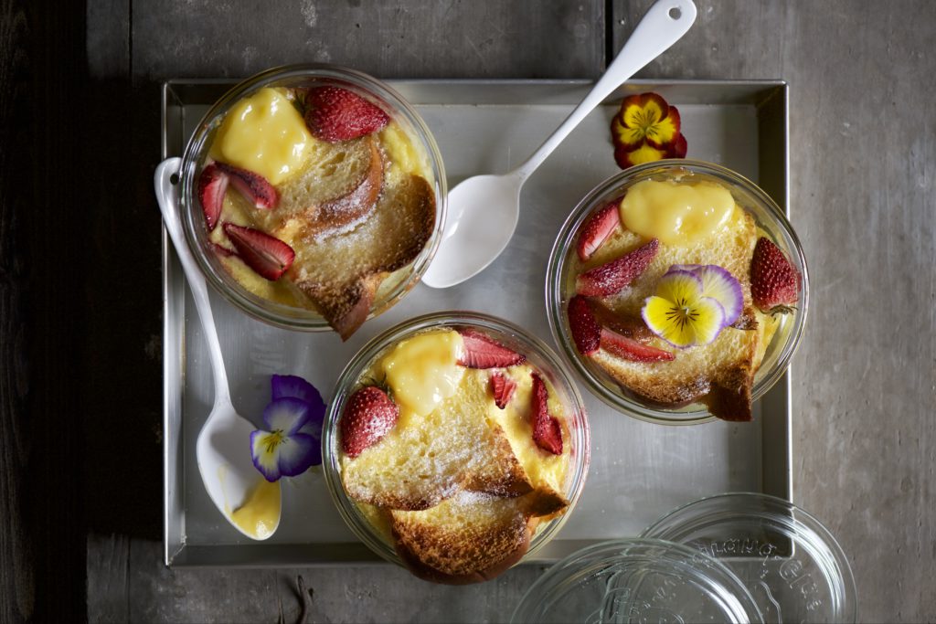 bread pudding con fragole e lemon curd scaled