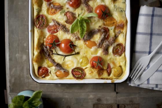 clafoutis con mozzarella, pomodorini, acciughe e basilico