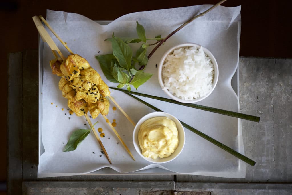 spiedini di pollo al curry giallo