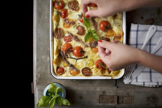 clafoutis_mozzarella_acciuga_basilico_pomodorini_02