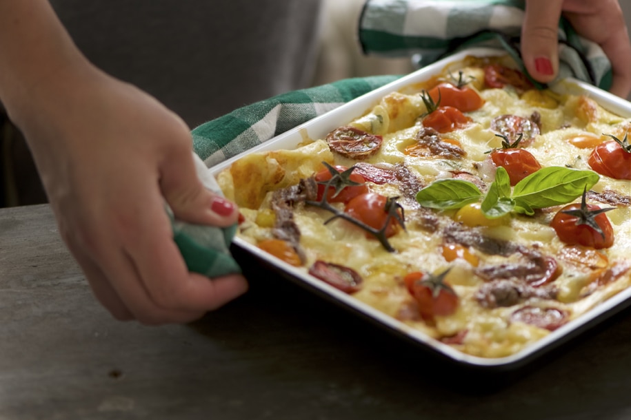 clafoutis_mozzarella_acciuga_basilico_pomodorini_03