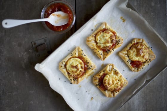 danesi con marmellata di pomodori e formaggio di capra