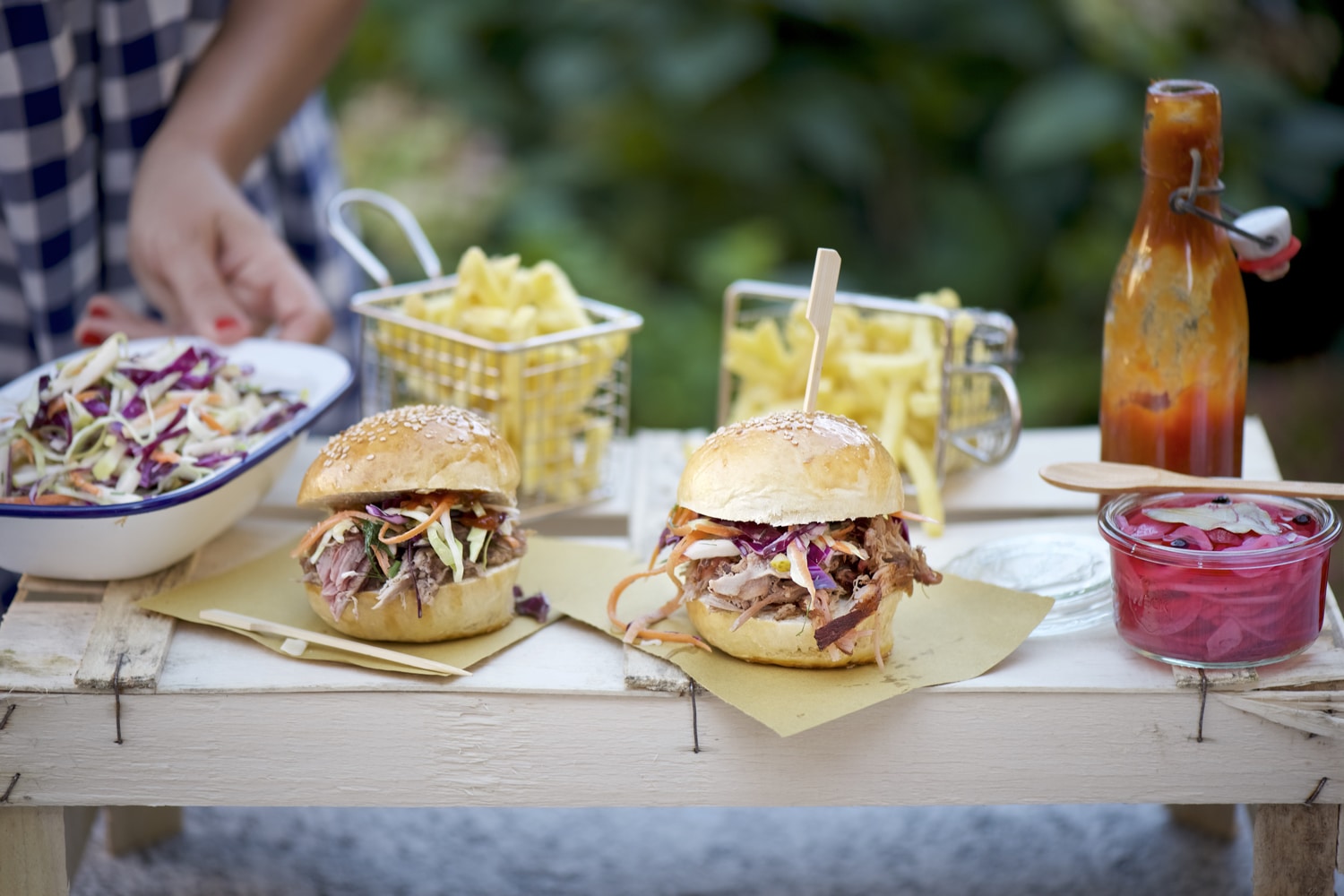 pulled pork con coleslaw salad, red pickled onions e salsa barbecue - Carlotta e il bassotto