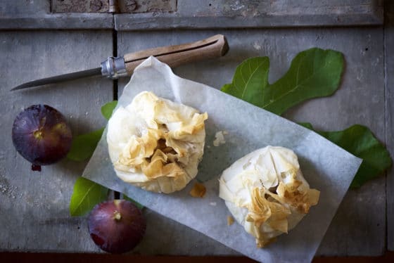 fagottini di pasta fillo con fichi caramellati e ricotta di bufala al miele