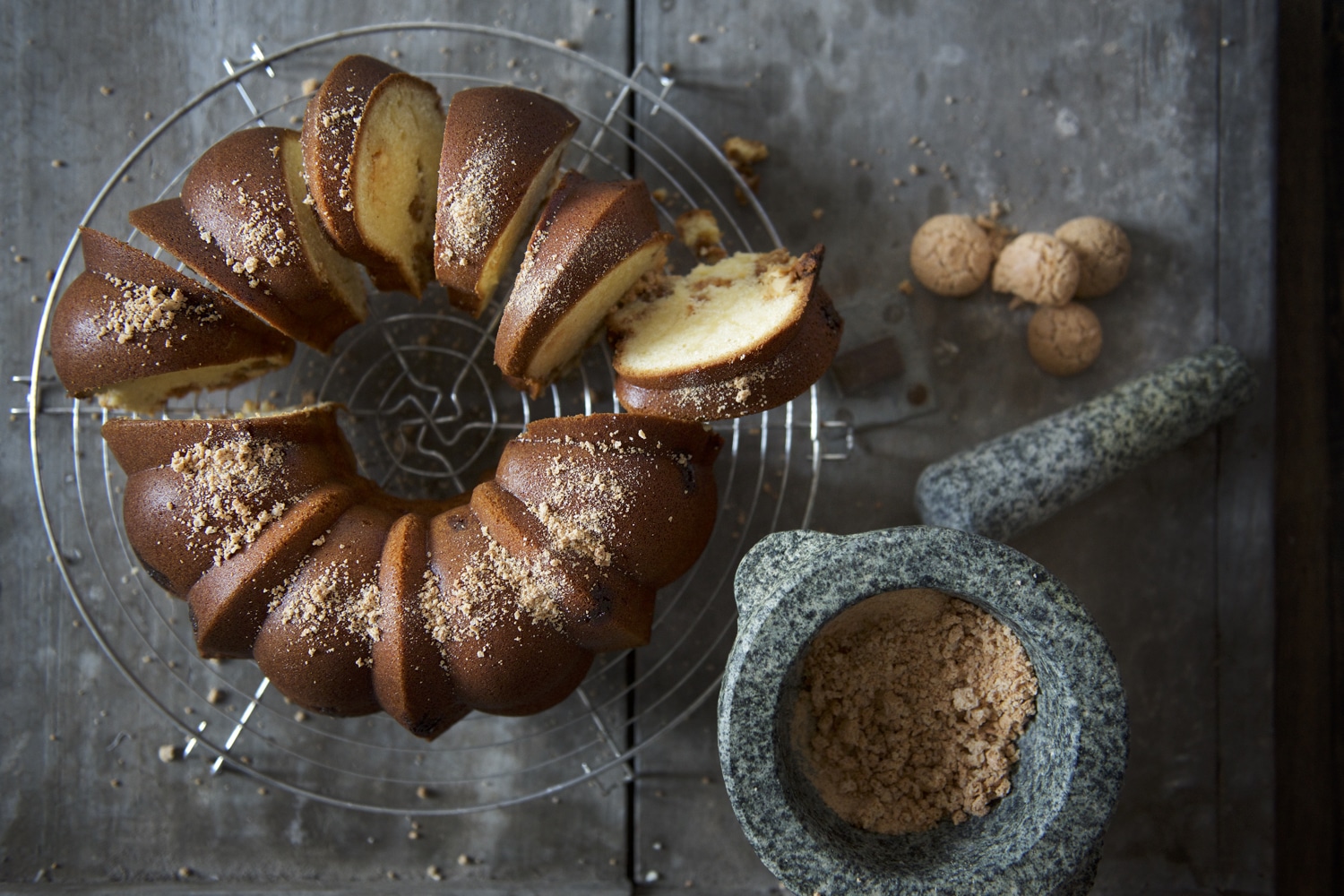 ciambellone con cioccolata bianca e amaretti