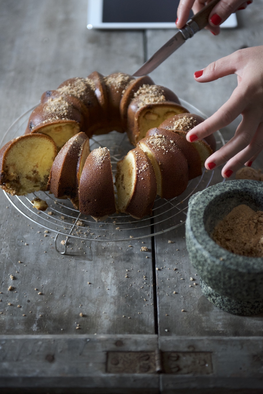 ciambellone con cioccolato bianchi e amaretti