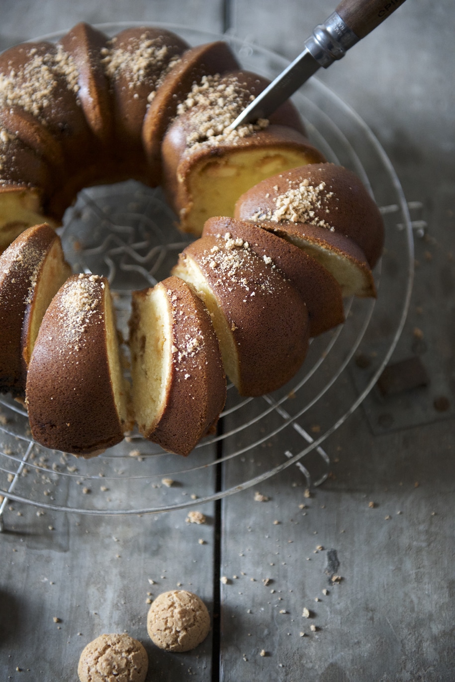 ciambellone con cioccolato bianco e amaretti