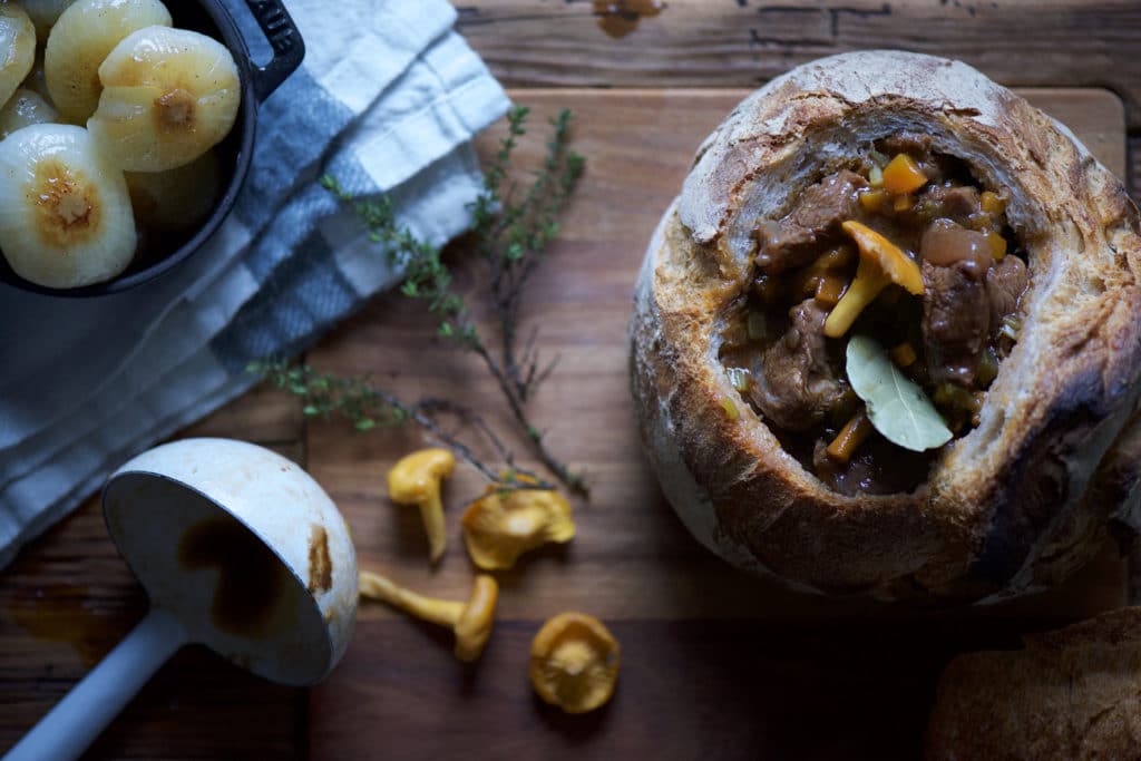 stufato di manzo alla birra servito nel pane