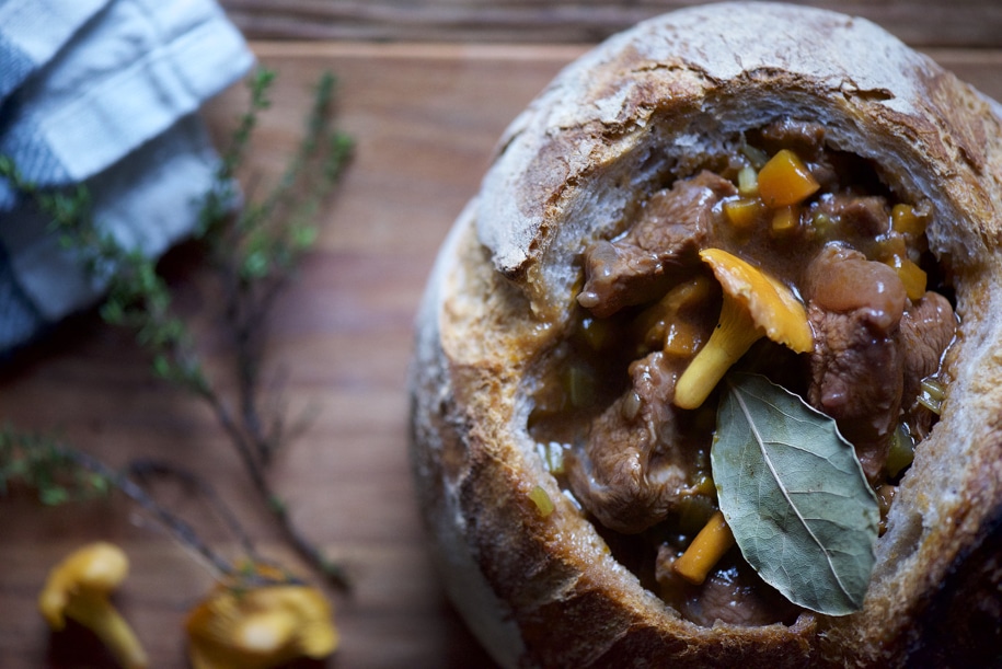 stufato di manzo alla birra servito nel pane