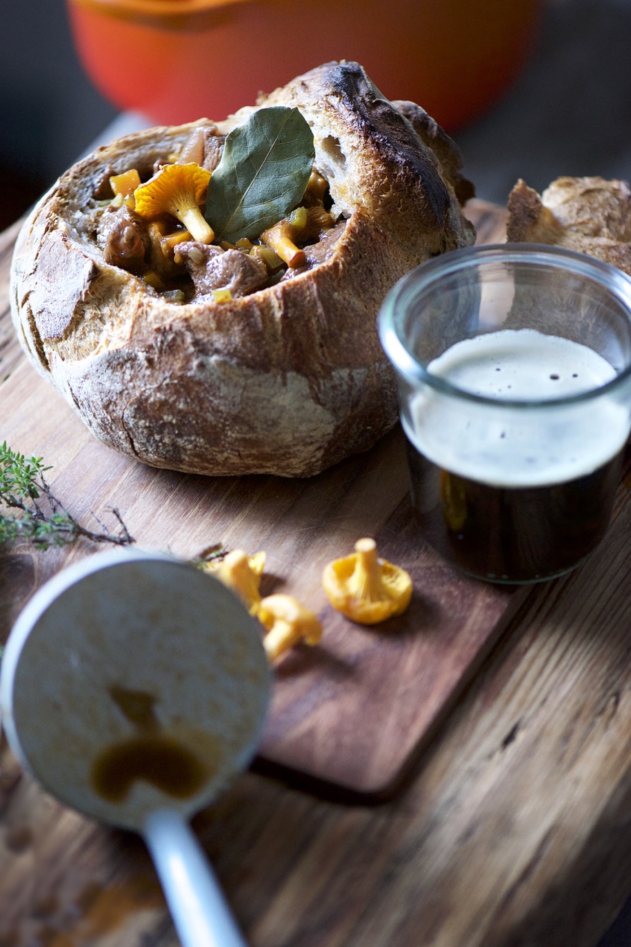 stufato di manzo alla birra servito nel pane