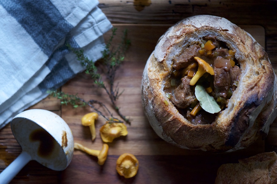 stufato di manzo alla birra servito nel pane