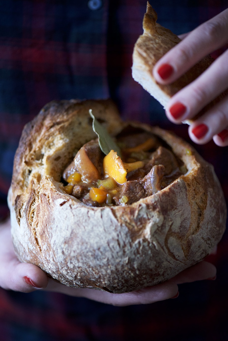 stufato di manzo alla birra servito nel pane