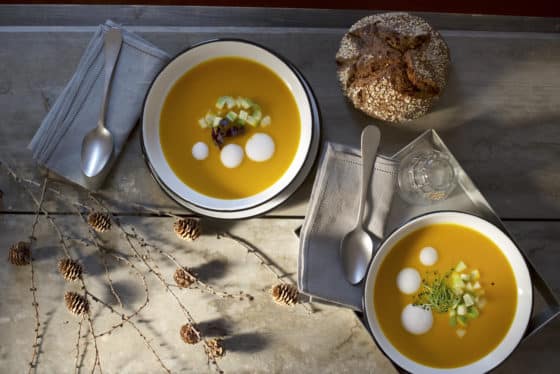Crema di carote, zucca e zenzero con mele caramellate allo sciroppo d’acero