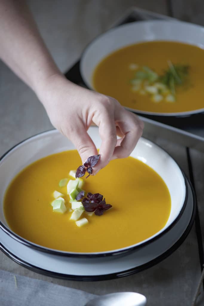crema di carote, zucca, zenzero e mele caramellate