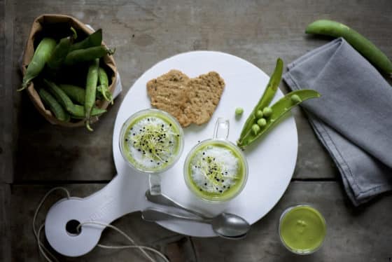 Cappuccino di piselli al curry verde con schiuma di latte di cocco