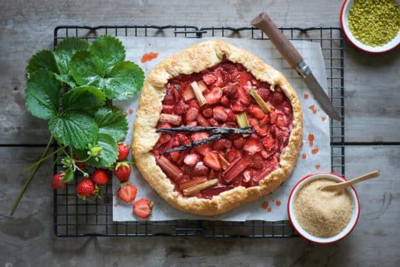 Galette con fragole e rabarbaro