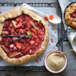 galette con fragole e rabarbaro