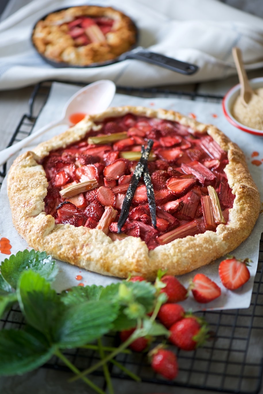 galette con fragole e rabarbaro