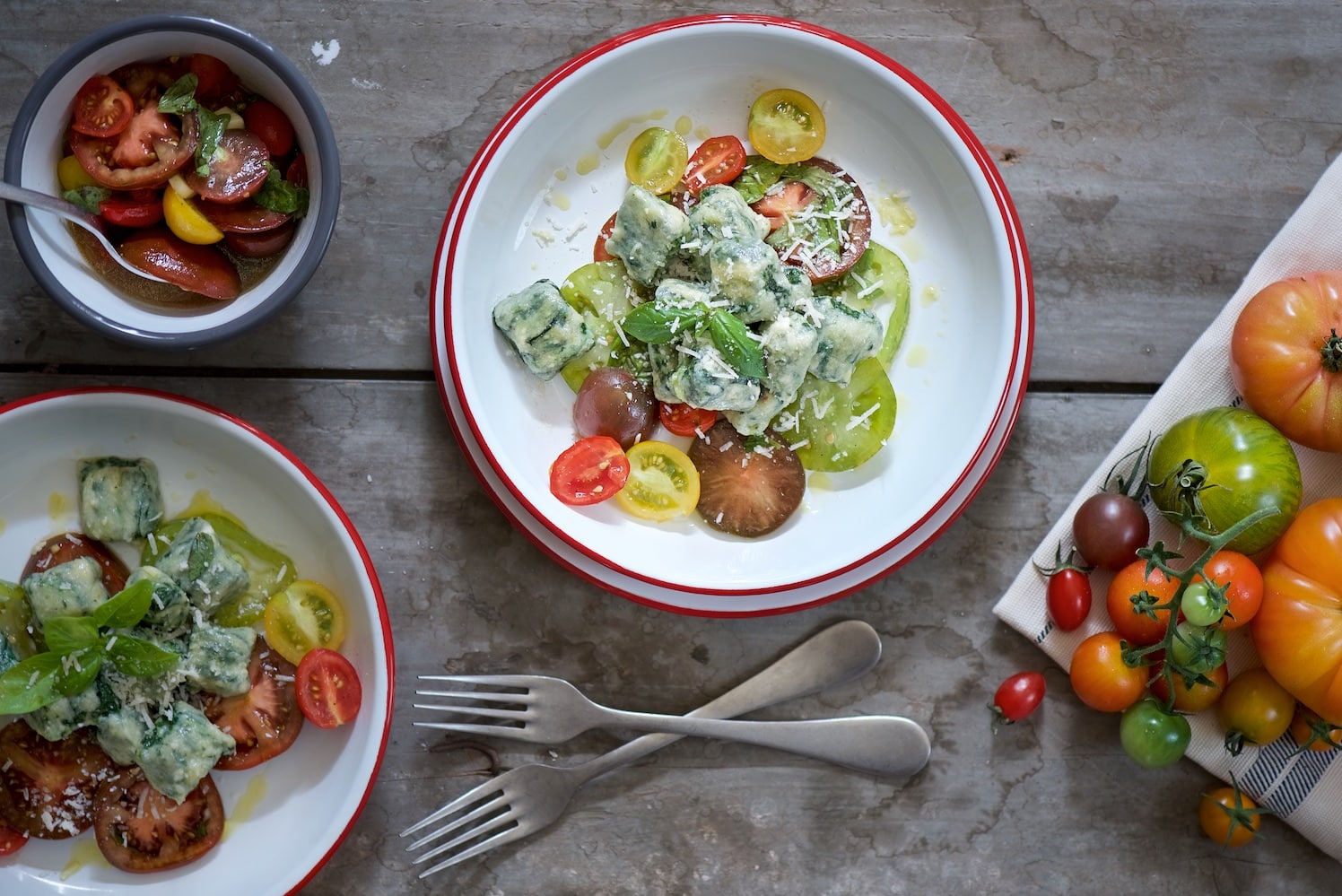 gnocchi di ricotta con spinaci e crodaiola di pomodori