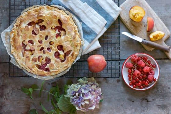 Pie con pesche, lamponi e ribes