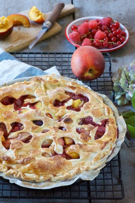 pie con pesche e lamponi
