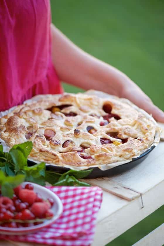 pie con pesche e lamponi