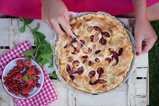 pie con pesche e lamponi
