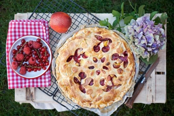 pie con pesche e lamponi
