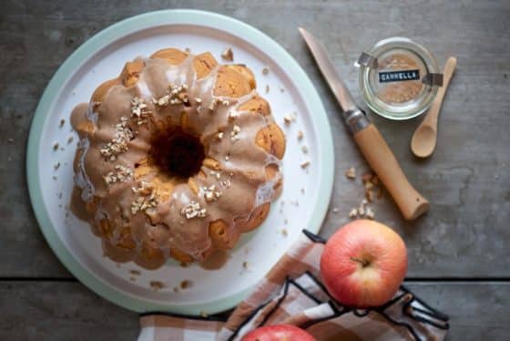 Ricettina: torta allo yogurt con mele e glassa alla cannella