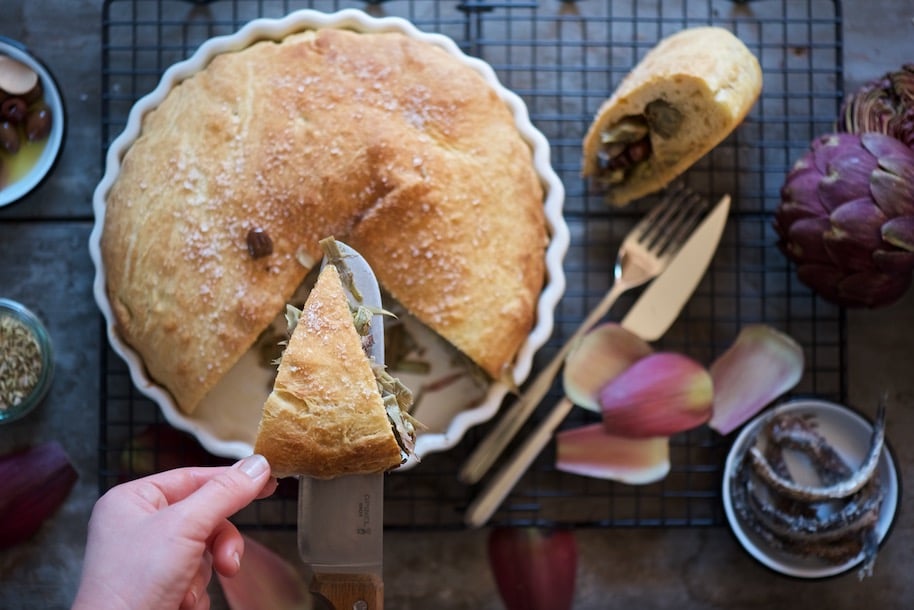 focaccia ripiena di carciofi, olive e acciughe