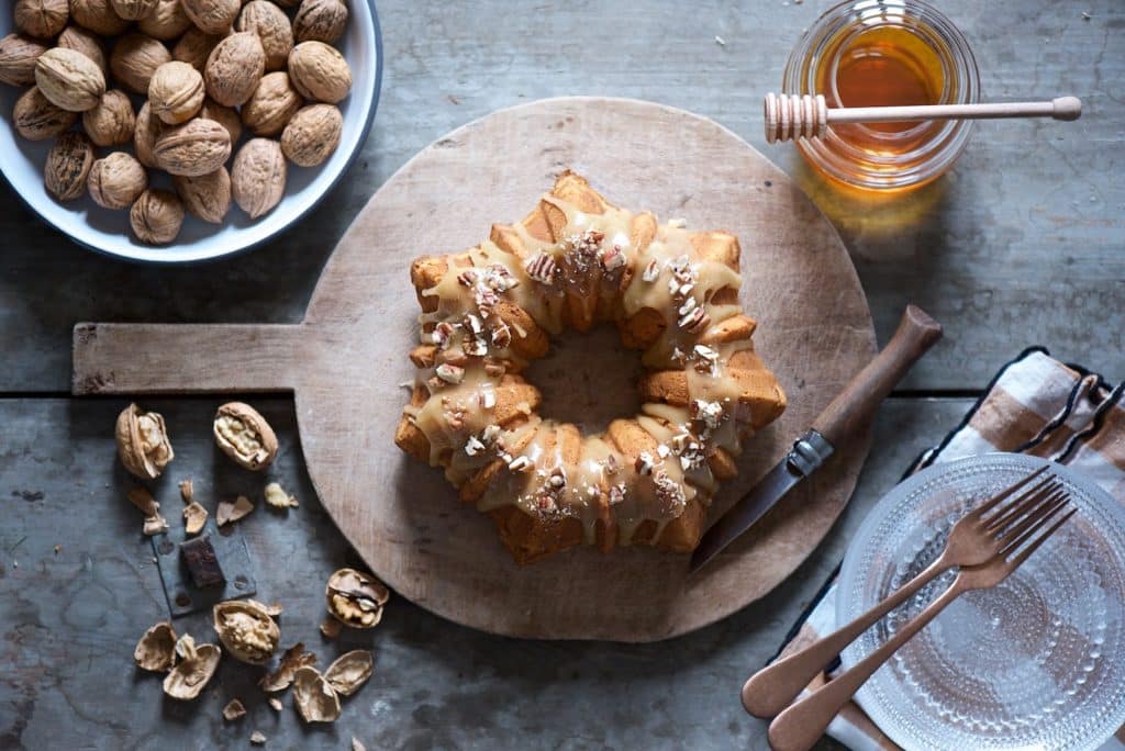 ciambellone allo yogurt con cuore di noci e glassa al miele