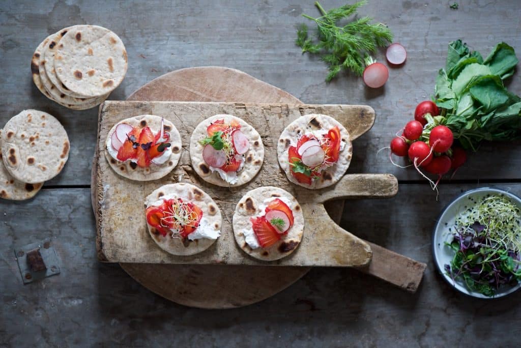 salmone gravlax marinato alla barbabietola e tunnbröd