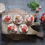 salmone gravlax marinato alla barbabietola e tunnbröd