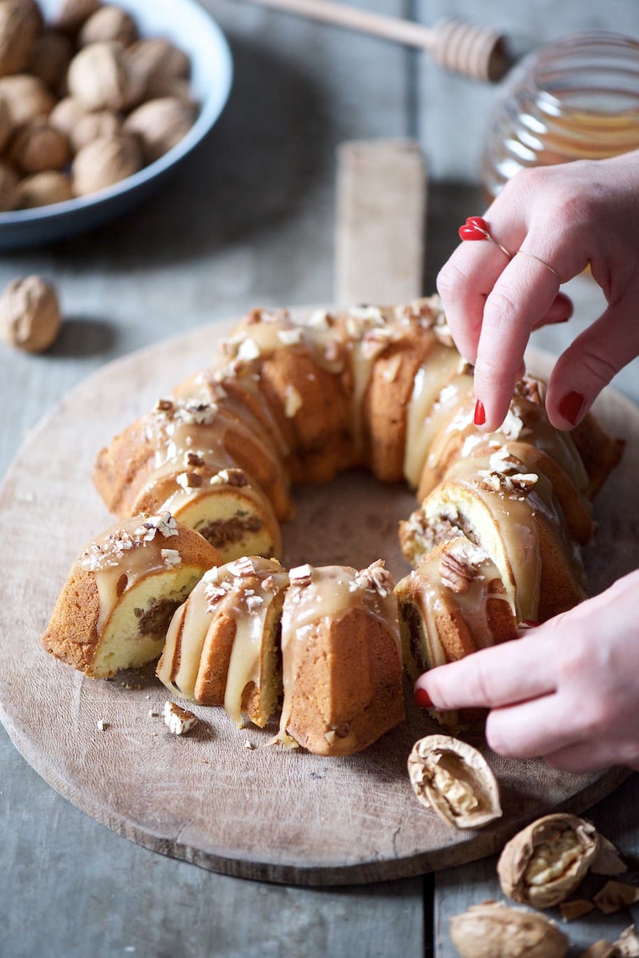 ciambellone allo yogurt con cuore di noci e glassa al miele