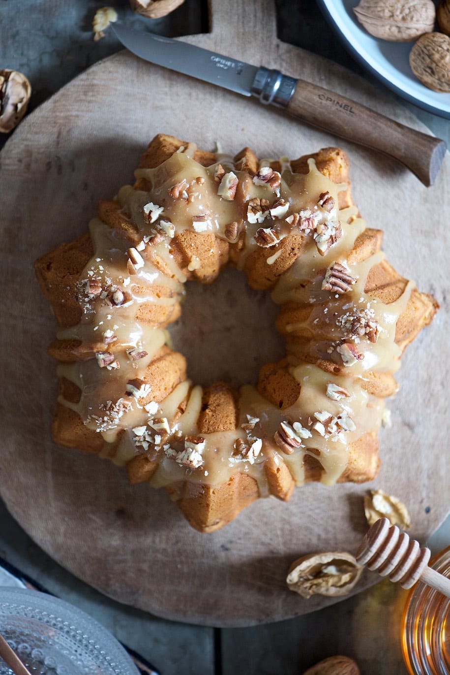 ciambellone allo yogurt con cuore di noci e glassa al miele