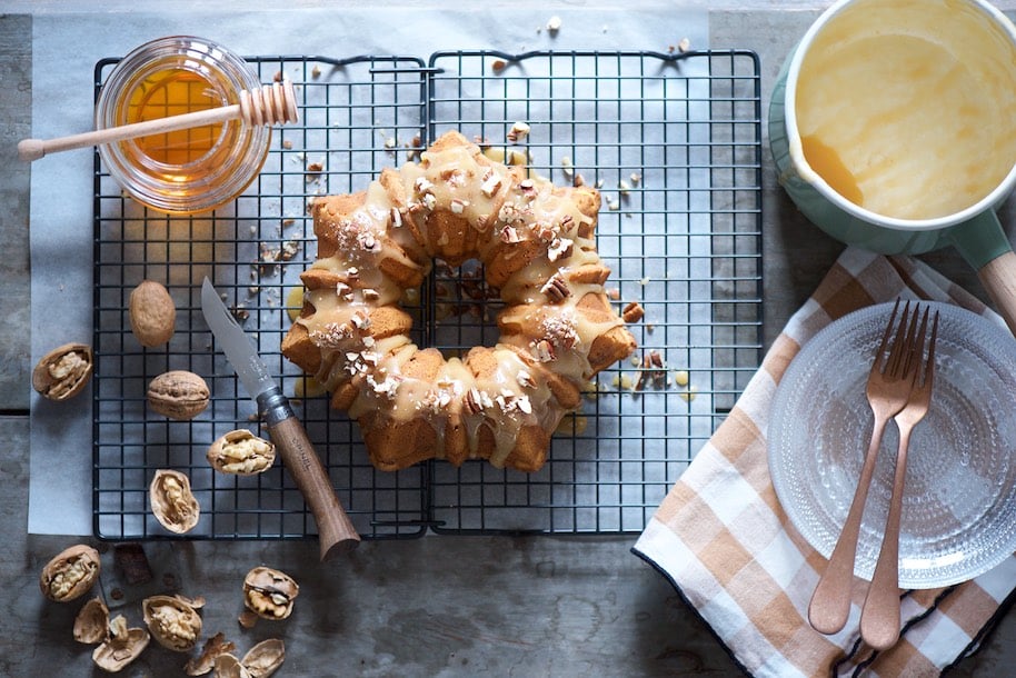 ciambellone allo yogurt con cuore di noci e glassa al miele