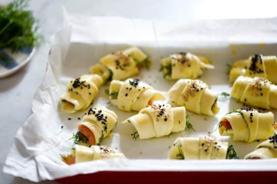 Ricettina: cornettini di sfoglia con salmone e formaggio alle erbe