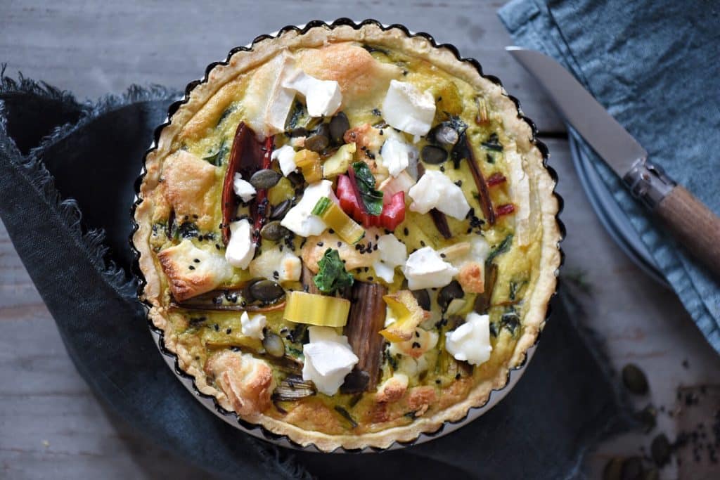 torta salata con coste colorate e chèvre