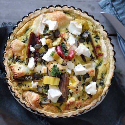 torta salata con coste colorate e chèvre