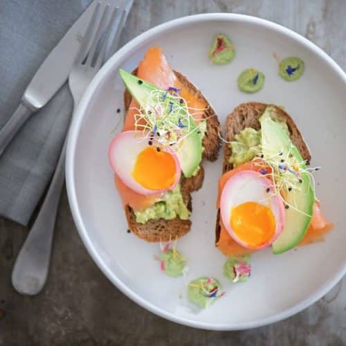 avocado toast con uova pink