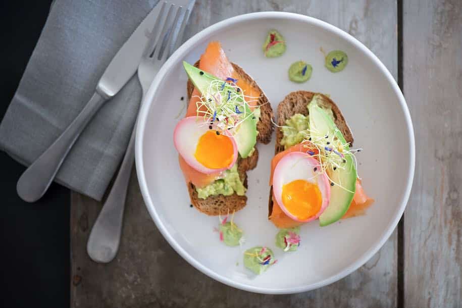 avocado toast con uova pink